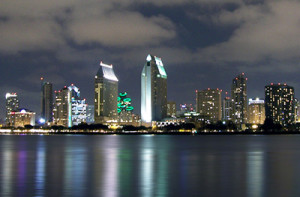 San_Diego_panoramic_skyline_at_night